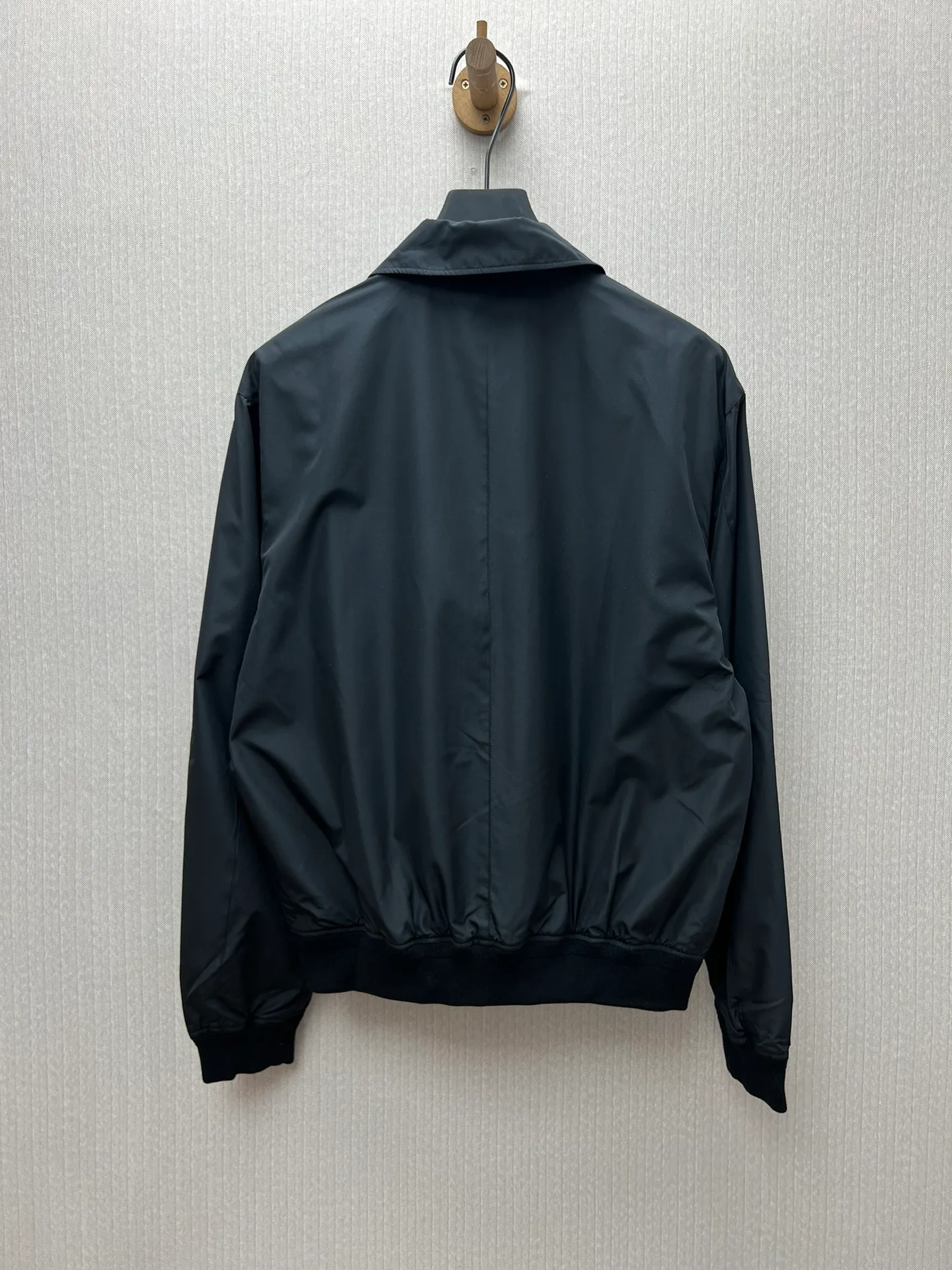 🅿️750 POLO 25ss new packable jacket. This jacket can be stored in its own jacket and can be hung on the luggage handle after being stored. It is ideal for travel. It is made of waterproof fabric and equipped with multiple pockets to store your regular supplies. Size: M.L.XL.XXL.